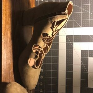 Carmel color shoestring shoes size 11 women’s shoes, wore only one time.